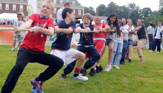 kids playing tug a war on rope after treatment with Orthokeratology